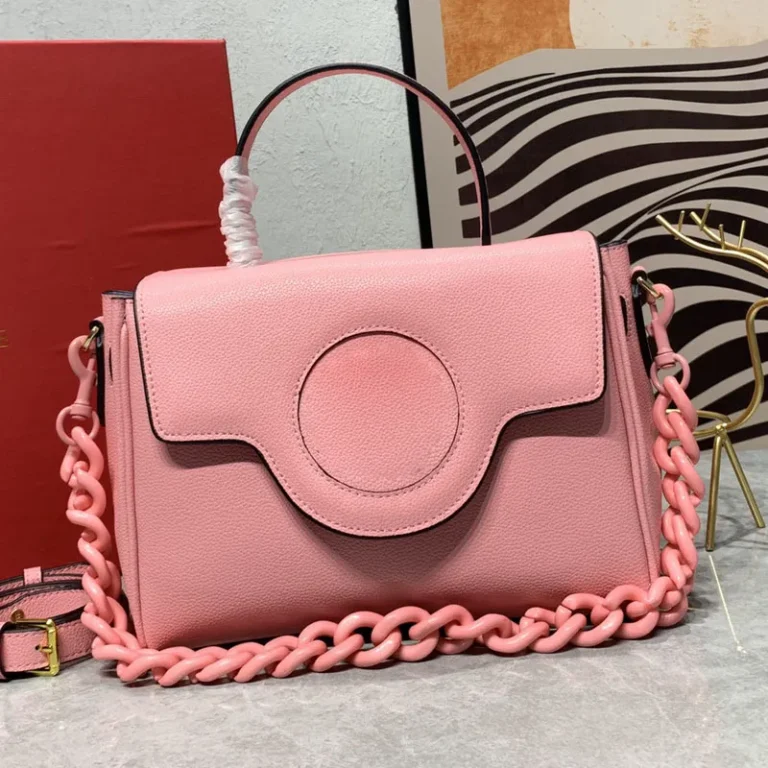 Shoulder Bags: Timeless Elegance and Everyday Functionality